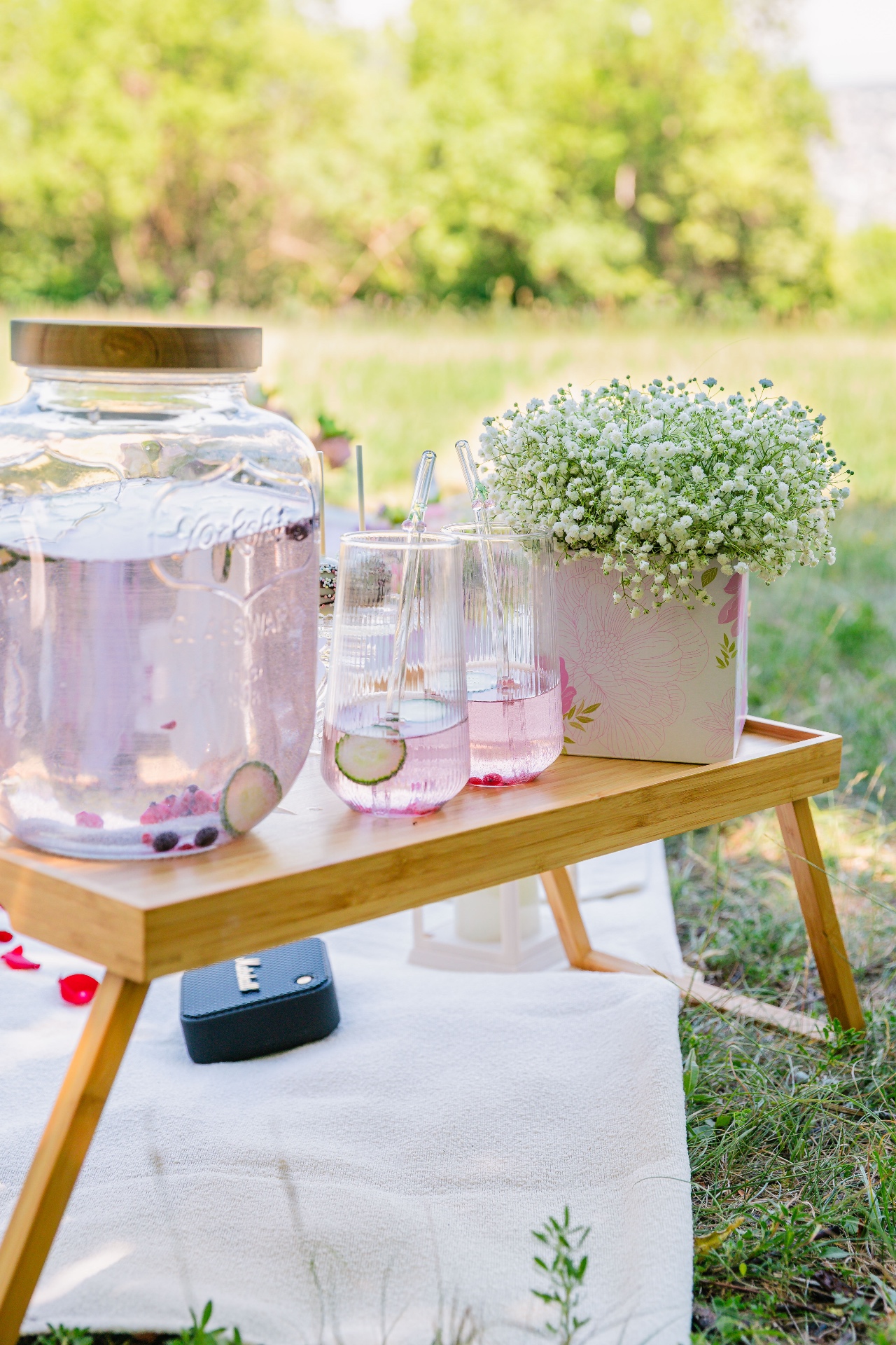 Infused water dispenser, ribbed glasses and baby's breath florals — luxury picnic refreshments by Vivielle Events