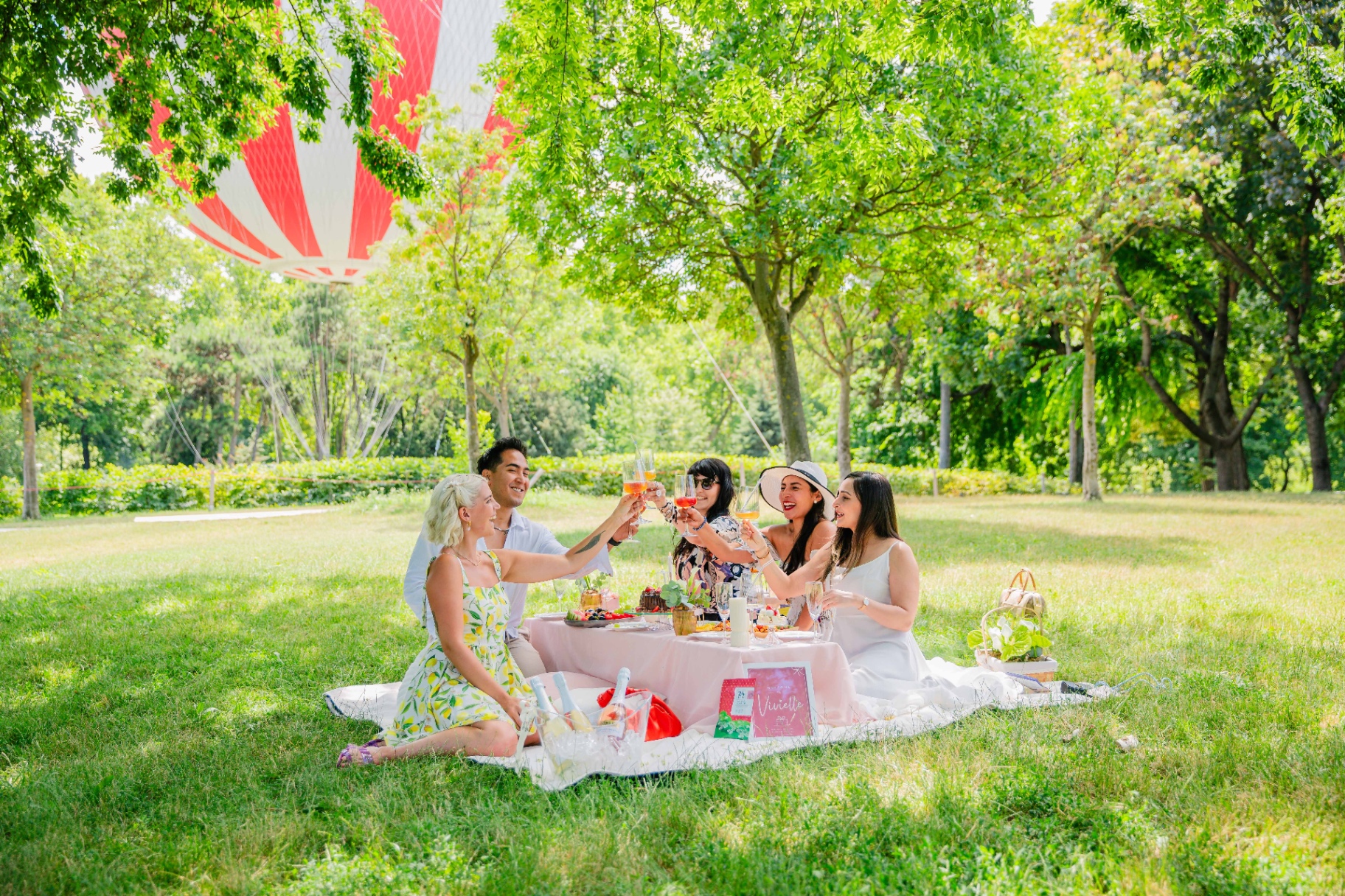 Elegant picnic styling for one in Budapest — Vivielle Events