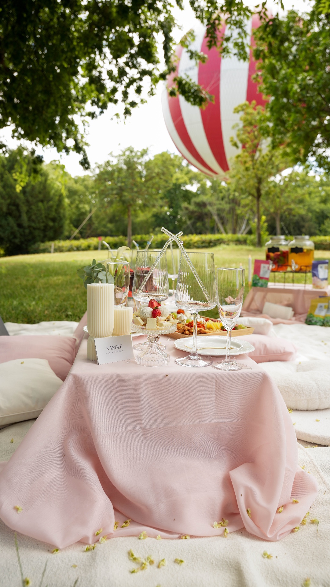 Elegant picnic details in Budapest — baby shower, hen party, bachelorette and birthday styling by Vivielle Events
