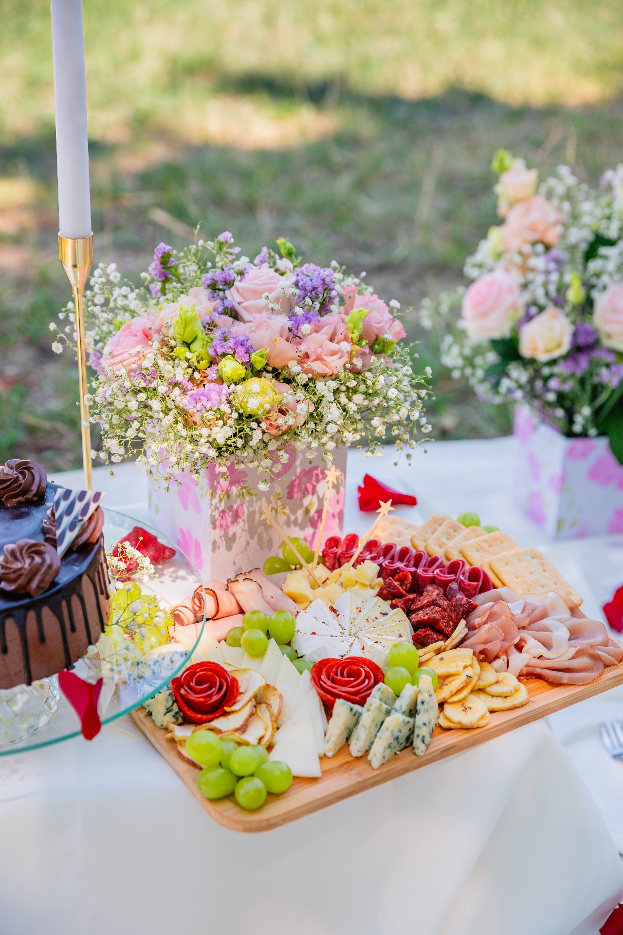 Premium grazing board with charcuterie, cheeses and floral centerpiece — Vivielle Events Budapest