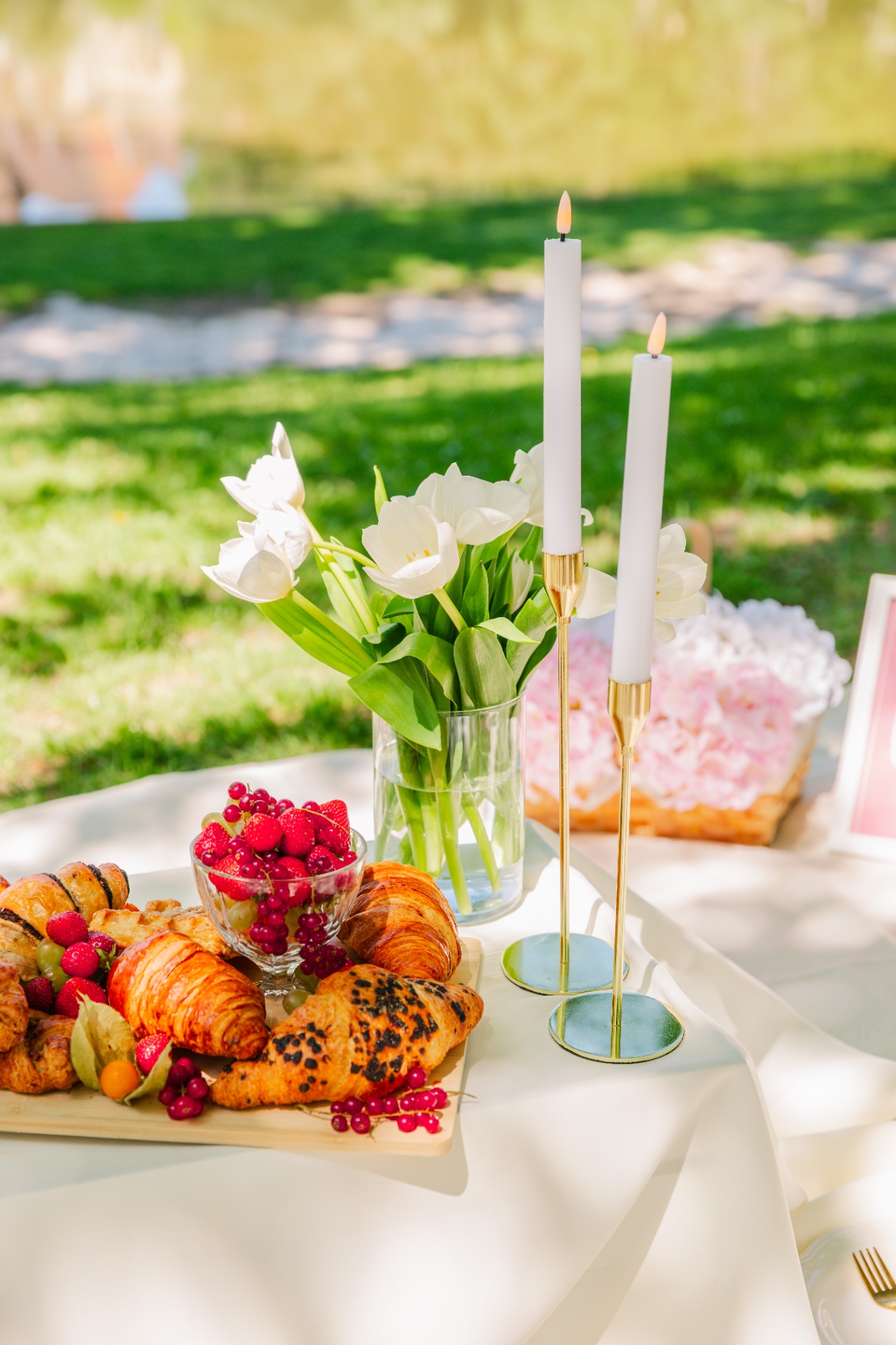 Premium event styling Budapest — golden croissant platter, white tulips and gold candlesticks