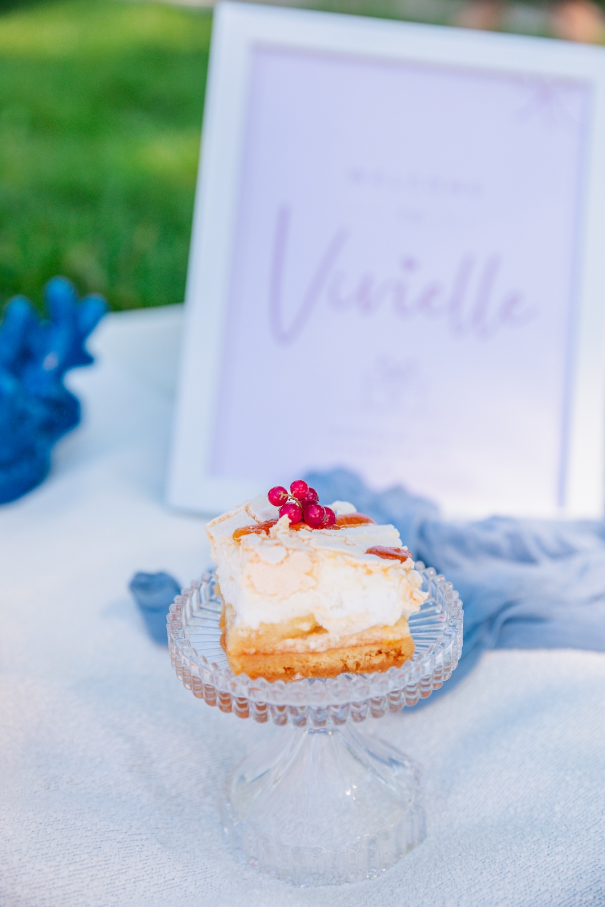 Vivielle Events milestone dessert styling in Budapest with red currants on a crystal cake stand